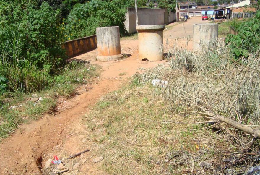 Estrutura de concreto, que já estava interditada devido a diversas avarias, continuava sendo utilizada por moradores da região (Foto: Divulgação MPGO)