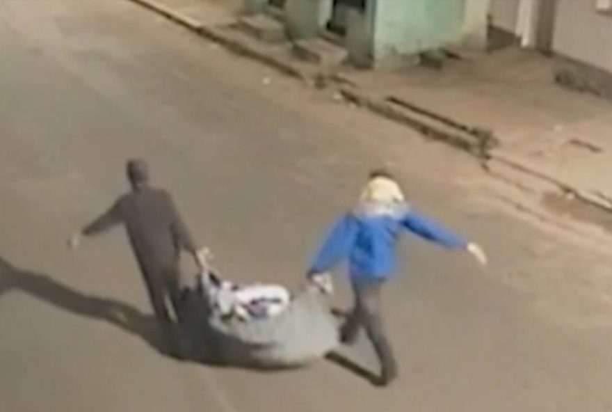 loja-de-roupas-na-bahia-e-invadida-por-dupla-que-furta-trouxa-gigante3B-prejuizo-estimado-e-de-r24-20-mil