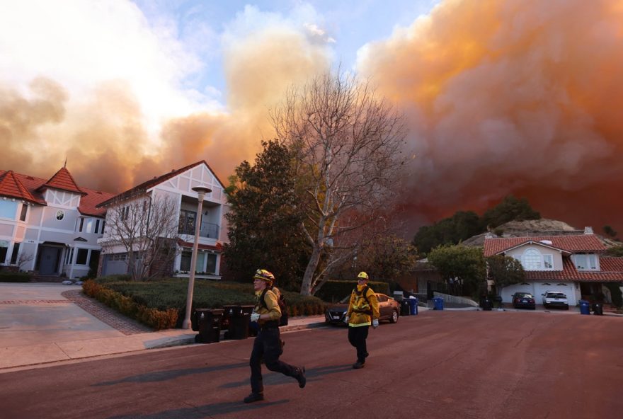 los-angeles-sob-perigo-extremo3A-panico-com-incendio-e-vento-de-160-km2Fh