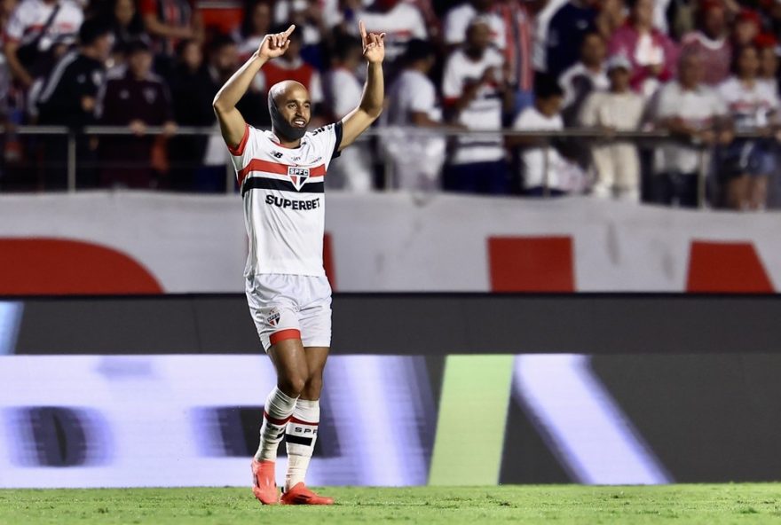 lucas-brilha-no-majestoso-e-abre-portas-para-selecao3A-sao-paulo-vence-corinthians