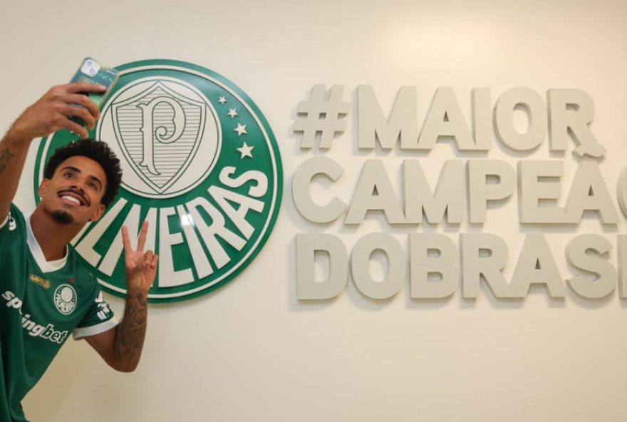 lucas-evangelista-se-emociona-ao-acertar-com-palmeiras3A-22chorei-de-alegria22-meio-campista-assina-contrato-ate-2026