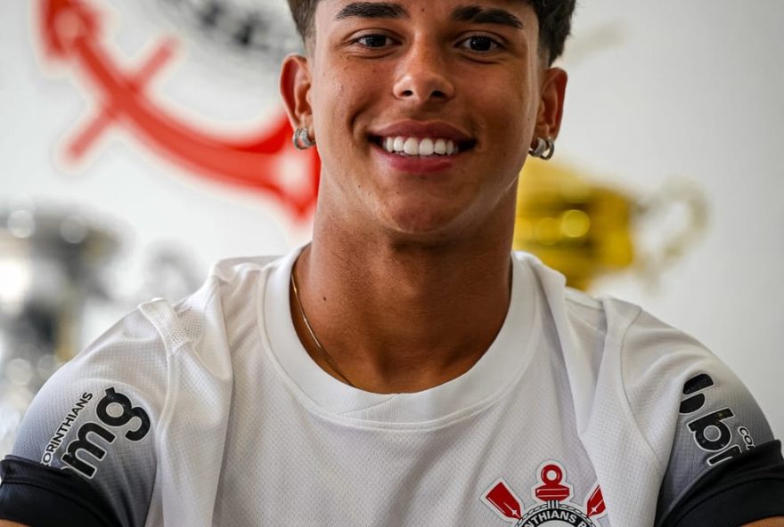 lucas-gabriel3A-jovem-promissor-assina-contrato-profissional-com-o-corinthians