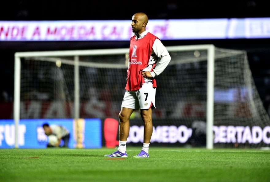 lucas-moura-desfalca-sao-paulo-contra-atletico-mg-por-lesao-no-joelho