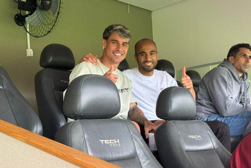 lucas-moura-e-ferreira-prestigiam-jogo-do-sub-20-do-sao-paulo-e-demonstram-uniao-entre-categorias