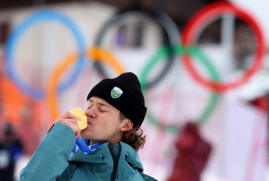 lucas-pinheiro-faz-historia-e-conquista-ouro-nas-olimpiadas-de-inverno-brasil-no-topo-do-podio-em-bormio lucas-pinheiro-faz-historia-e-conquista-ouro-nas-olimpiadas-de-inverno-brasil-no-topo-do-podio-em-bormio