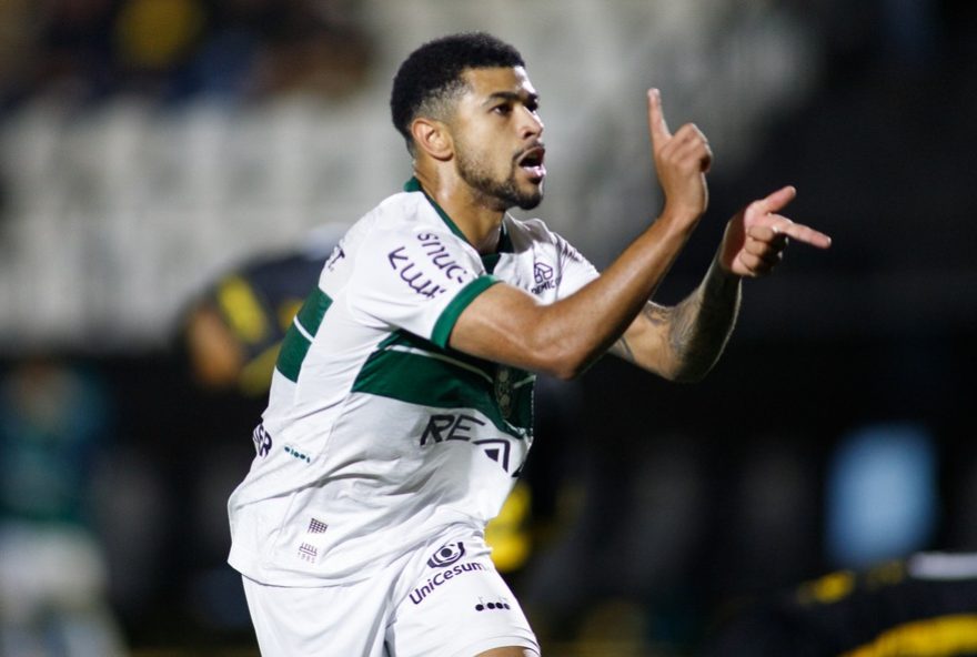 SP - NOVO HORIZONTE - 14/08/2025 - BRASILEIRO B 2025, NOVORIZONTINO X CORITIBA -  jogador do Novorizontino comemora seu gol durante partida contra o Coritiba no estadio Jorge Ismael de Biasi pelo campeonato Brasileiro B 2025. Foto: Vinicius Silva/AGIF