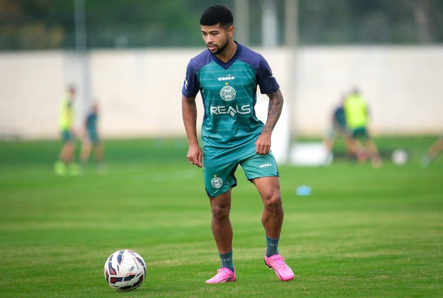 lucas-ronier-volta-aos-treinos-e-pode-reforcar-o-coritiba-no-classico-athletiba