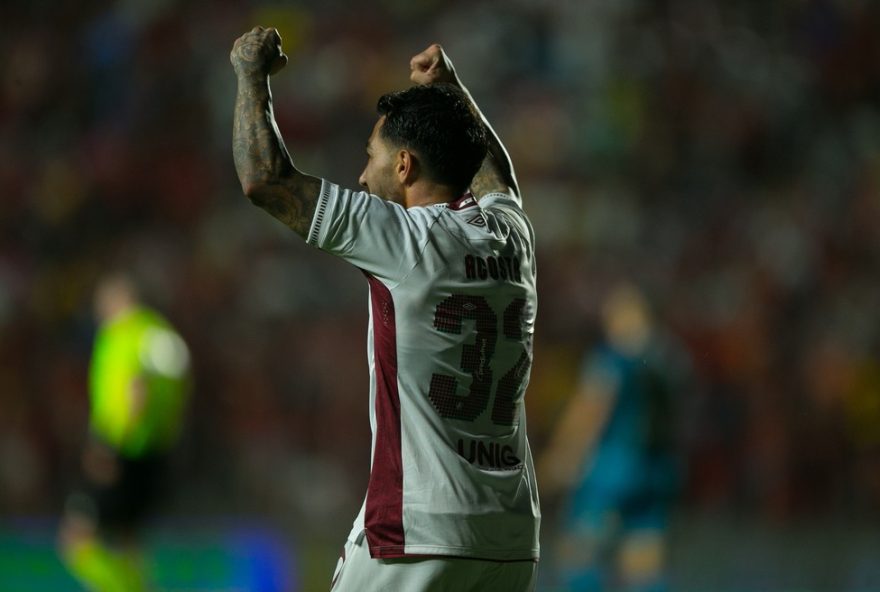 PE - RECIFE - 01/10/2025 - BRASILEIRO A 2025, SPORT X FLUMINENSE - Lucho Acosta jogador do Fluminense comemora seu gol durante a partida contra o Sport na Ilha do Retiro em Recife (PE), pelo Campeonato Brasileiro Serie A 2025. Foto: Marlon Costa/AGIF