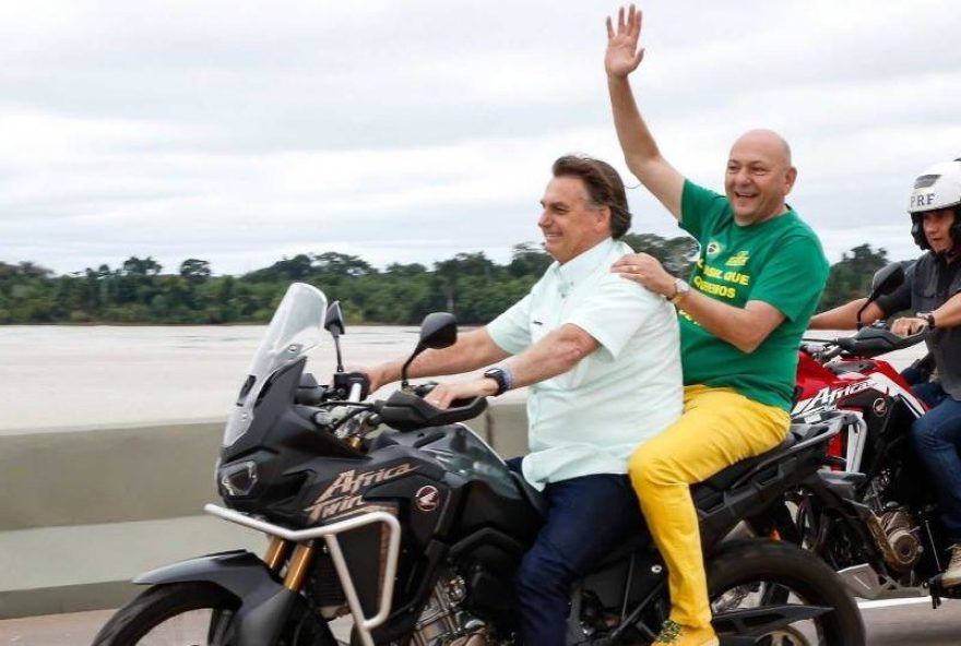 luciano-hang-dono-das-lojas-havan-ganha-carona-em-moto-com-presidente-jair-bolsonaro-1620428441086_v2_1170x540-2-868x540