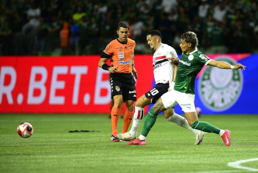 luciano-ironiza-marcacao-de-penalti-polemico-no-paulistao-e-acusa-tentativa-de-tirar-o-sao-paulo-do-campeonato3A-repercussoes-e-polemicas
