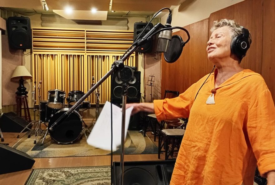 lucina3A-novo-album-repleto-de-emocao-e-reflexao2C-com-musicas-que-falam-sobre-bicho2C-pedra2C-gente lucina3A-novo-album-repleto-de-emocao-e-reflexao2C-com-musicas-que-falam-sobre-bicho2C-pedra2C-gente