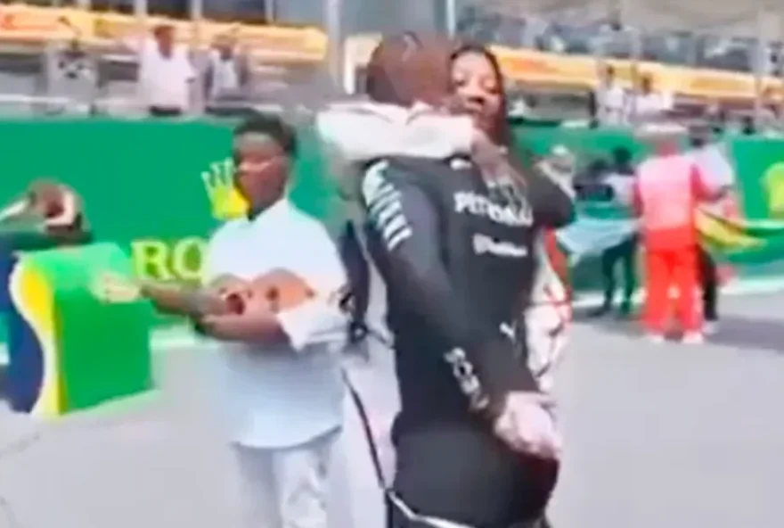 Lewis Hamilton surpreende e invade apresentação para abraçar Ludmilla