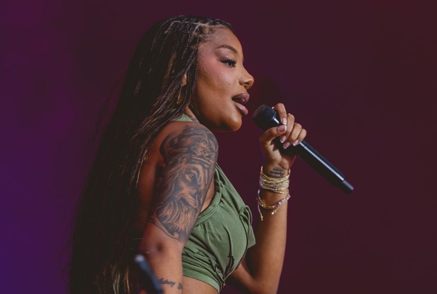 ludmilla-emociona-multidao-em-show-sob-chuva-forte-em-florianopolis3A-sucesso2C-solidariedade-e-expectativas-para-chegada-da-filha-zuri