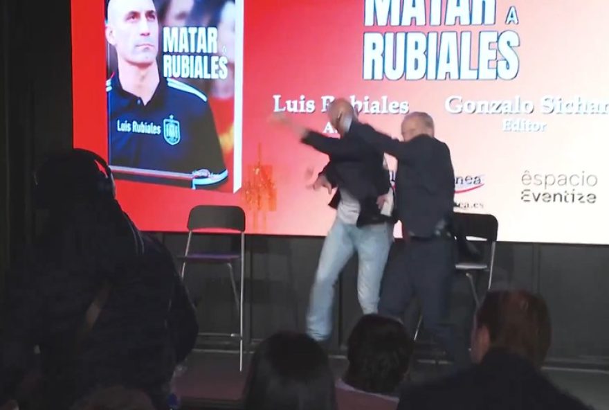luis-rubiales2C-ex-presidente-da-rfef2C-alvo-de-ovadas-do-proprio-tio-durante-lancamento-de-livro-em-madri
