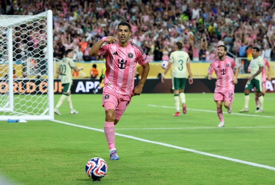 luis-suarez-brilha-e-autografa-camisas-do-palmeiras-na-copa-do-mundo-de-clubes