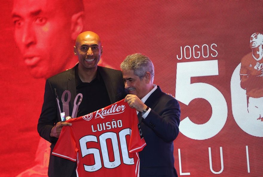 luisao2C-idolo-do-benfica2C-enfrenta-racismo-ao-defender-vini-jr.-repercussao-e-apoio-no-combate-a-discriminacao-no-futebol luisao2C-idolo-do-benfica2C-enfrenta-racismo-ao-defender-vini-jr.-repercussao-e-apoio-no-combate-a-discriminacao-no-futebol
