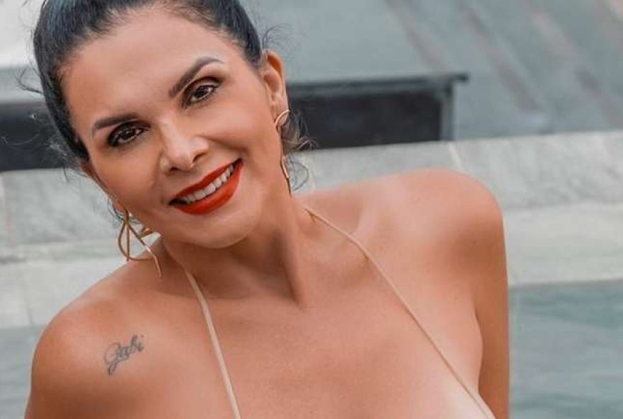 luiza-ambiel-surpreende-ao-anunciar-pre-venda-da-agua-de-sua-banheira3A-empreendedorismo-e-ousadia-aos-53-anos luiza-ambiel-surpreende-ao-anunciar-pre-venda-da-agua-de-sua-banheira3A-empreendedorismo-e-ousadia-aos-53-anos