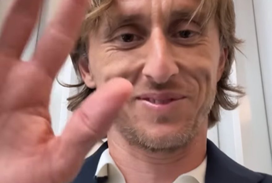 luka-modric-e-oficialmente-jogador-do-milan3A-saiba-mais-sobre-a-contratacao-do-meio-campista-croata-e-sua-bagagem-de-titulos