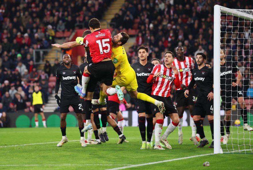 lukasz-fabianski-do-west-ham-e-retirado-de-maca-apos-choque-de-cabeca-na-premier-league3A-veja-o-lance-assustador-e-a-solidariedade-dos-jogadores