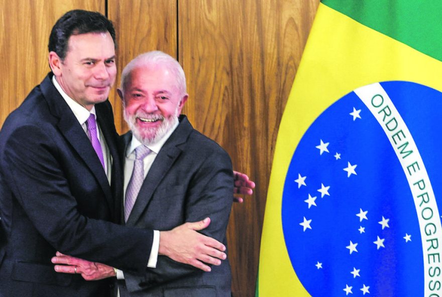 epa11908148 The Prime Minister of Portugal, Luis Montenegro (L), poses with Brazilian President Lula da Silva (R), during the traditional press conference marking the end of the 'XIV Luso-Brazilian Summit', held at the Planalto Palace in Brasilia, Brazil, 19 February 2025. Luis Montenegro is in Brazil to take part in the 'XIV Luso-Brazilian Summit'.  EPA/ANTONIO COTRIM