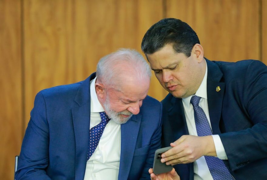 lula-articula-a-favor-de-messias-no-stf-e-pede-apoio-aos-ministros-contra-pressao-de-alcolumbre