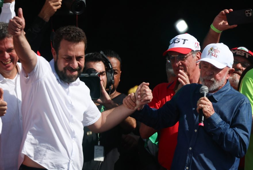 Presidente Lula e o pré-candidato a prefeito de SP Guilherme Boulos (PSOL) durante ato de 1° de Maio