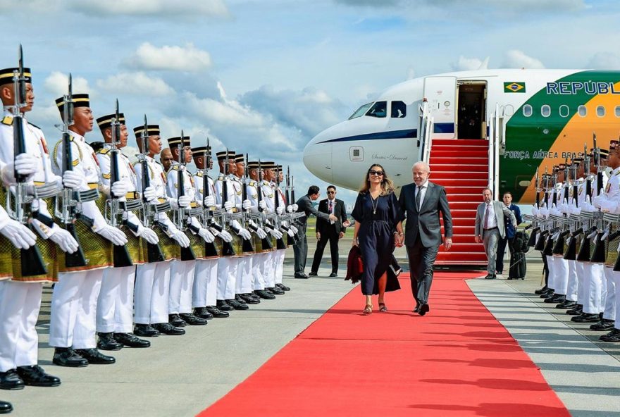 Venezuela.- Lula critica los ataques de EEUU en el Caribe antes de verse con Trump: “Una tierra sin ley” 24/10/2025 HANDOUT - 24 October 2025, Malaysia, Kuala Lumpur: Brazilian President Luiz Inacio Lula da Silva and First Lady Janja Lula da Silva arrive in Kuala Lumpur. Photo: Ricardo Stuckert/Agencia Brazil/dpa - ATENCIÓN: Sólo para uso editorial y mencionando el crédito completo
POLITICA INTERNACIONAL
Ricardo Stuckert/Agencia Brazil/ DPA