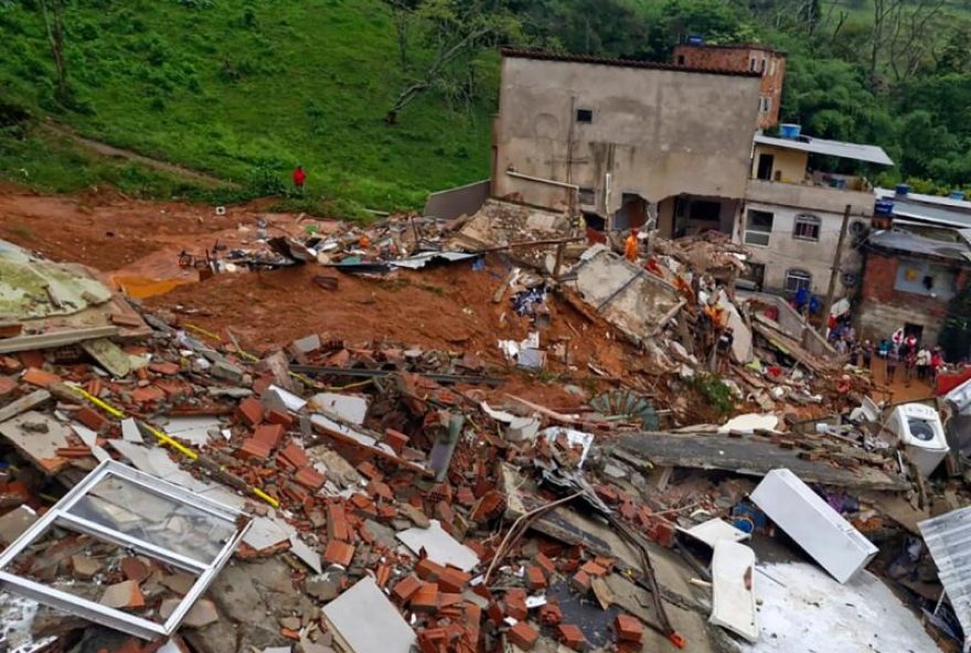 BRAZIL-FLOODS Handout picture released by Minas Gerais Fire Department showing firemen working at a building destroyed by heavy rains in Juiz de Fora, Minas Gerais state, Brazil on February 24, 2026. At least 20 people died, dozens are missing and more than 400 had to leave their homes due to heavy rains in the state of Minas Gerais, in southeastern Brazil, firefighters reported on February 24. (Photo by Handout / Minas Gerais Fire Department / AFP) / RESTRICTED TO EDITORIAL USE-MANDATORY CREDIT AFP PHOTO / MINAS GERASIS FIRE DEPARTMENT-NO MARKETING NO ADVERTISING CAMPAIGNS-DISTRIBUTED AS A SERVICE TO CLIENTS