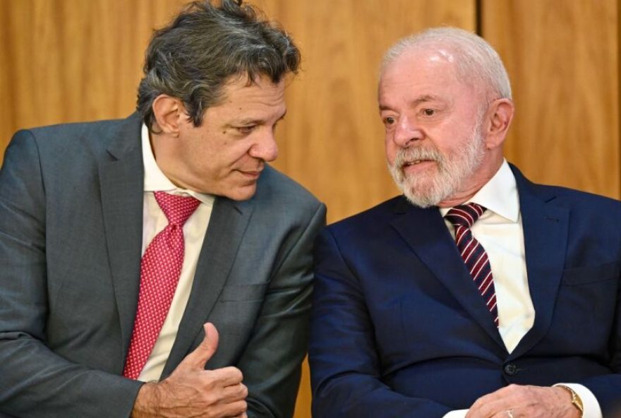 BRAZIL-POLITICS-ECONOMY-LULA Brazil's President Luiz Inacio Lula da Silva (R) speaks with his Finance Minister Fernando Haddad during the signing of the new export incentive law at the Planalto Palace in Brasilia on July 28, 2025. (Photo by EVARISTO SA / AFP)