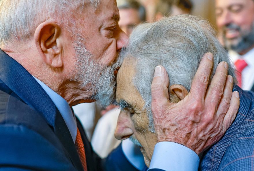 lula-encontra-mujica-em-posse-de-novo-presidente-uruguaio3A-ser-humano-acima-da-media