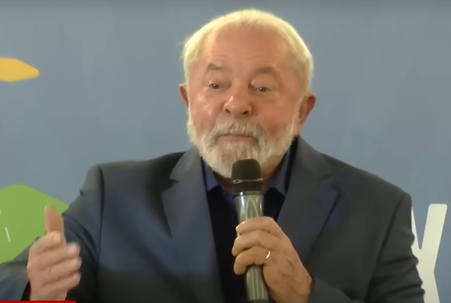 Na abertura do Foro de São Paulo, Lula diz que ser chamado de “comunista” é motivo de “orgulho” (Foto: Reprodução/Youtube)