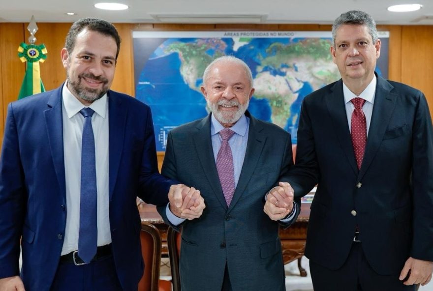20/10/2025 El presidente de Brasil, Luiz Inácio Lula da Silva, junto al exministro Márcio Macedo (a su izquierda) y su sucesor en la Secretaría General de Presidencia, Guilherme Boulos (derecha).

El presidente de Brasil, Luiz Inácio Lula da Silva, ha nombrado este lunes al diputado Guilherme Boulos como ministro de Presidencia, en sustitución de Márcio Macedo, que deja el puesto para presentarse como diputado a las elecciones generales que se celebrarán en el país en 2026.

POLITICA SUDAMÉRICA BRASIL LATINOAMÉRICA SUDAMÉRICA INTERNACIONAL
LULA EN X