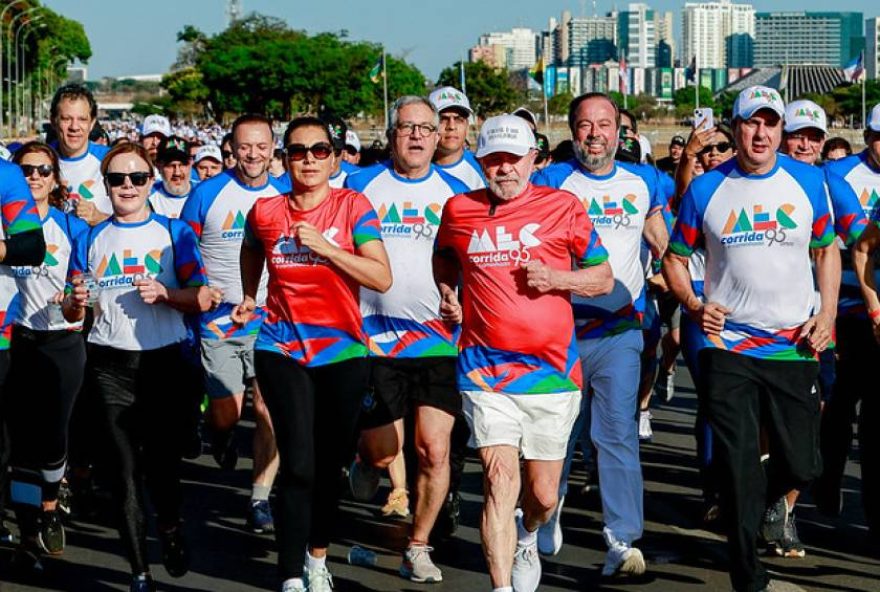 lula-participa-de-caminhada-em-brasilia-e-cutuca-bolsonaro3A-nao-tem-motociata