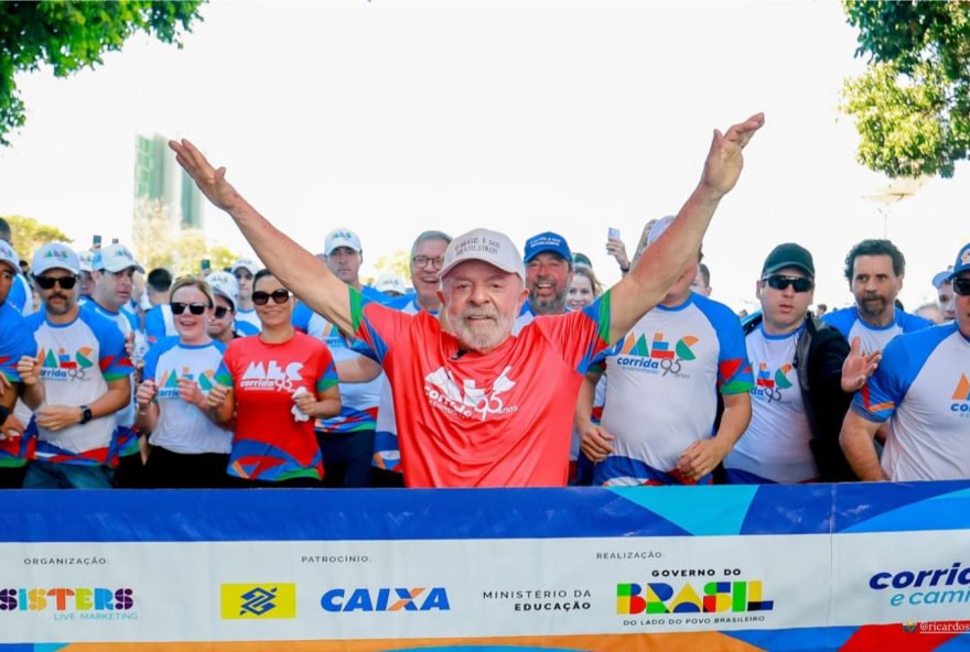 lula-participa-de-caminhada-em-homenagem-ao-mec3A-viva-a-educacao
