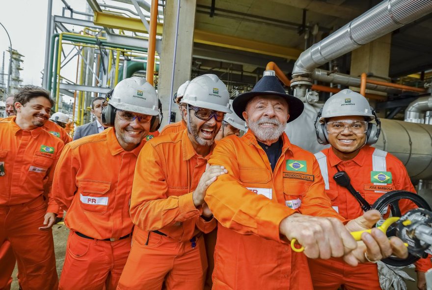 lula-quer-recomprar-refinaria-privatizada-por-bolsonaro-e-libera-r24-9-bi-a-petrobras lula-quer-recomprar-refinaria-privatizada-por-bolsonaro-e-libera-r24-9-bi-a-petrobras