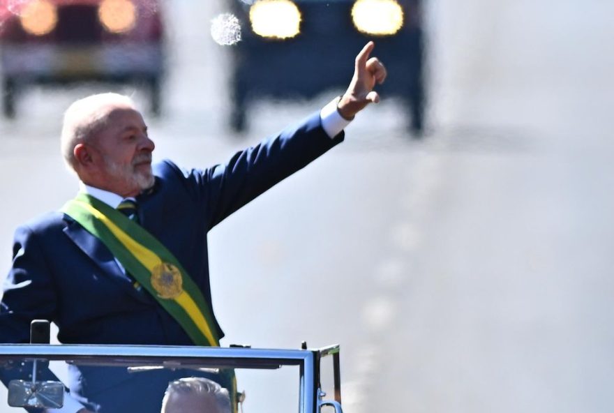 El presidente de Brasil, Luiz Inácio Lula da Silva, al encabezar este domingo, 7 de septiembre, el desfile del Día de la Independencia de su país, en la Explanada de los Ministerios, en Brasilia (Brasil). EFE/Andre Borges