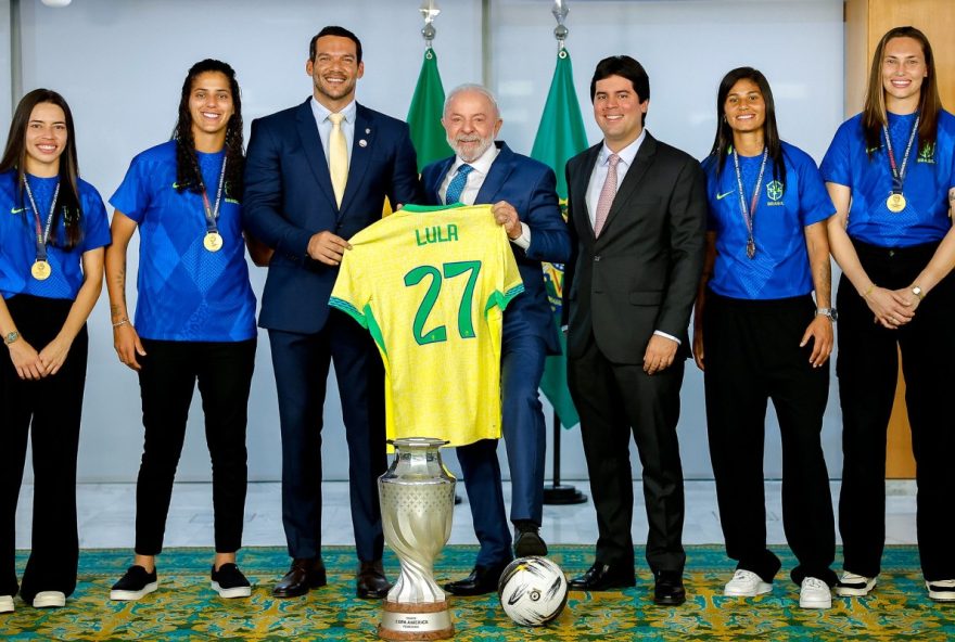 lula-recebe-camisa-27-da-selecao-feminina-durante-encontro-em-brasilia