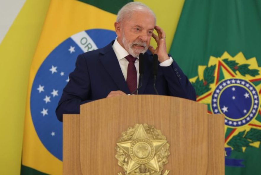 lula-tem-desempenho-pior-que-bolsonaro-na-seguranca2C-diz-pesquisa Presidente Luiz Inácio Lula da Silva participa de café da manhã com jornalistas credenciados na presidência da república . | Sérgio Lima/Poder360 - 18.dez.2025