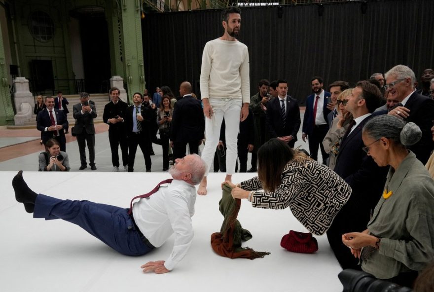 lula-tenta-imitar-movimento-de-acrobata-ao-lado-de-macron-em-paris3A-veja-fotos-e-saiba-mais-sobre-sua-visita-a-franca