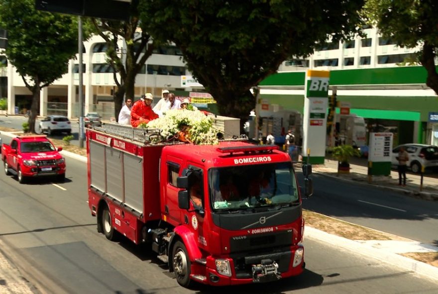 luto-em-salvador3A-corpo-de-mae-carmen-e-enterrado-em-cortejo-pelos-terreiros-e-igreja luto-em-salvador3A-corpo-de-mae-carmen-e-enterrado-em-cortejo-pelos-terreiros-e-igreja