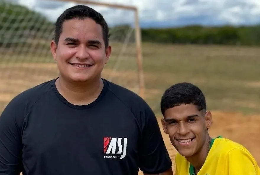 Luva de Pedreiro ao lado de Allan Jesus • Divulgação/Henrique Arcoverde