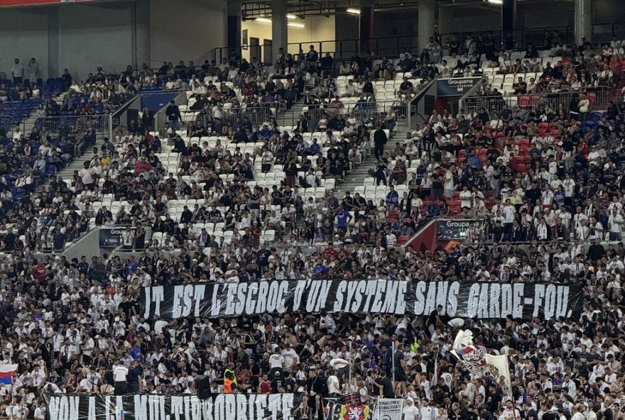 lyon-vence-metz-em-jogo-interrompido-por-protesto-contra-john-textor3A-impactos-financeiros-e-desafios-do-clube-revelados