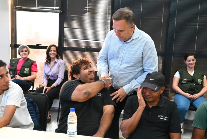 mabel-recebe-pessoas-em-situacao-de-rua-em-reuniao-no-paco-municipal