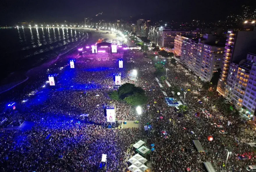 As areias de Copacabana, no Rio de Janeiro, receberam pelo menos 1,6 milhão de pessoas para o show de Madonna.
(Foto: Agência Brasil)