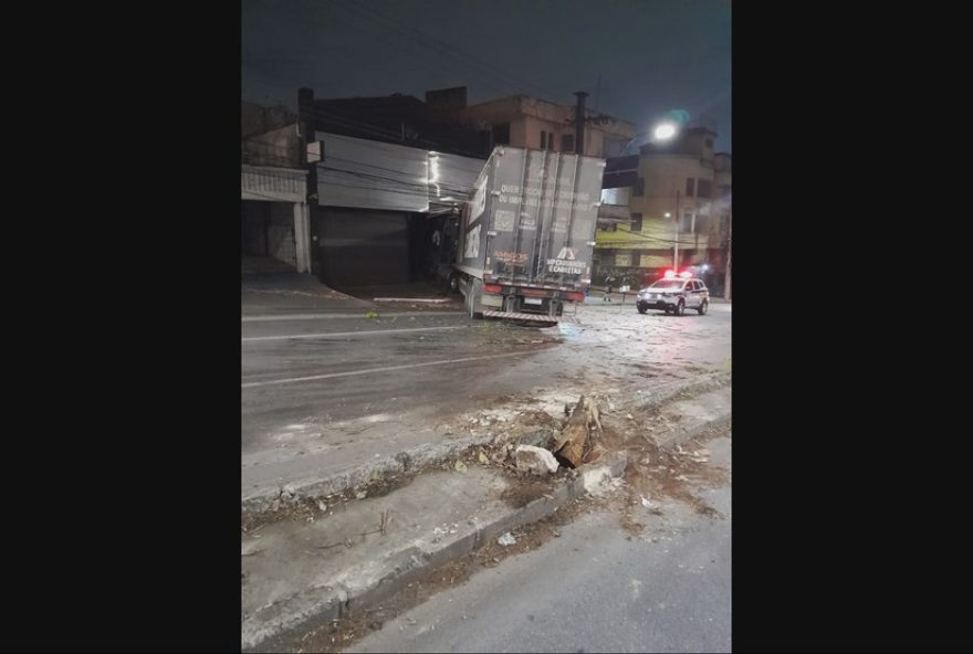 madrugada-de-acidentes-em-belo-horizonte3A-caminhao-invade-loja-e-carros-colidem2C-sem-mortes-confirmadas