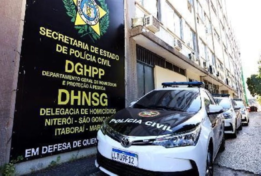 mae-e-detida-no-rj-por-matar-filha-de-fome-e-ocultar-corpo3A-vizinhos-desconfiaram-do-odor.-caso-chocante-sendo-investigado