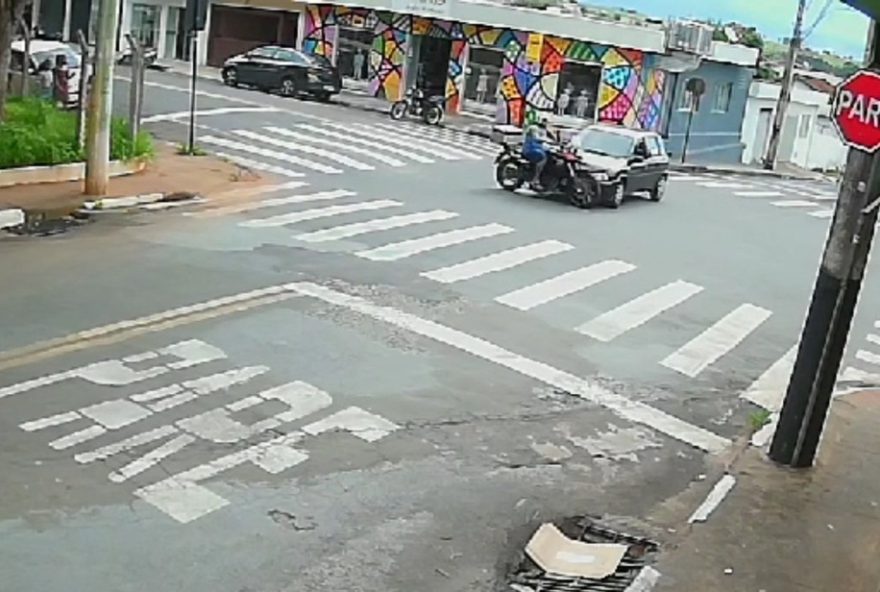 mae-e-filha-atropeladas-em-mg-apos-colisao-de-carro-e-moto3B-motorista-foge-e-motociclista-e-preso-sem-habilitacao