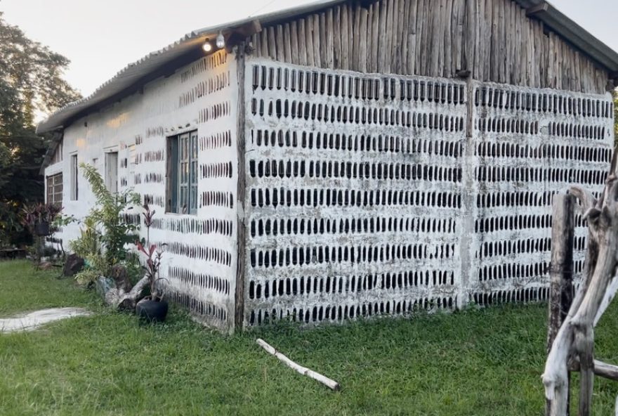 mae-e-filha-constroem-casa-sustentavel-com-garrafas-de-vidro-em-itamaraca3A-ecoturismo-na-praia-do-sossego