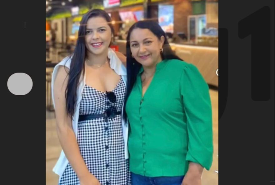 mae-e-filha-vitimas-de-acidente-sao-sepultadas-na-bahia3A-comocao-marca-despedida-de-familiares-e-amigos