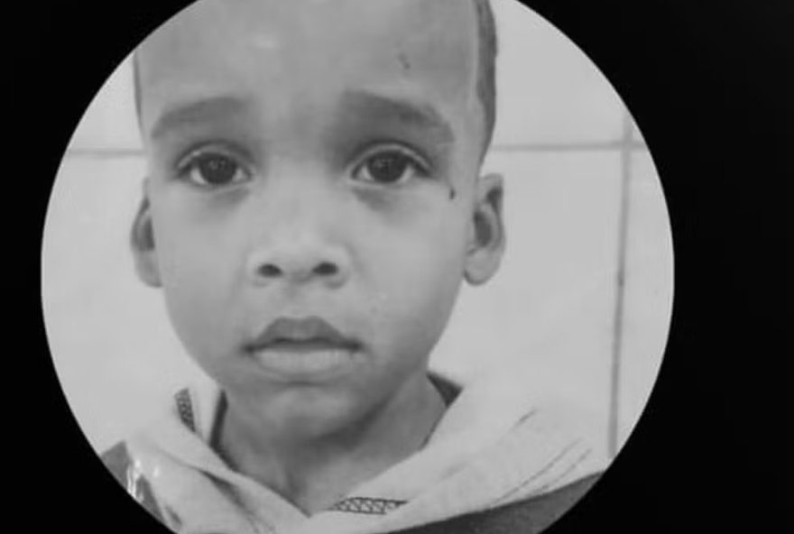 mae-e-padrasto-de-menino-de-3-anos-sao-presos-por-espancamento-fatal-caso-ravi-lucca3A-comocao-e-necessidade-de-protecao-infantil
